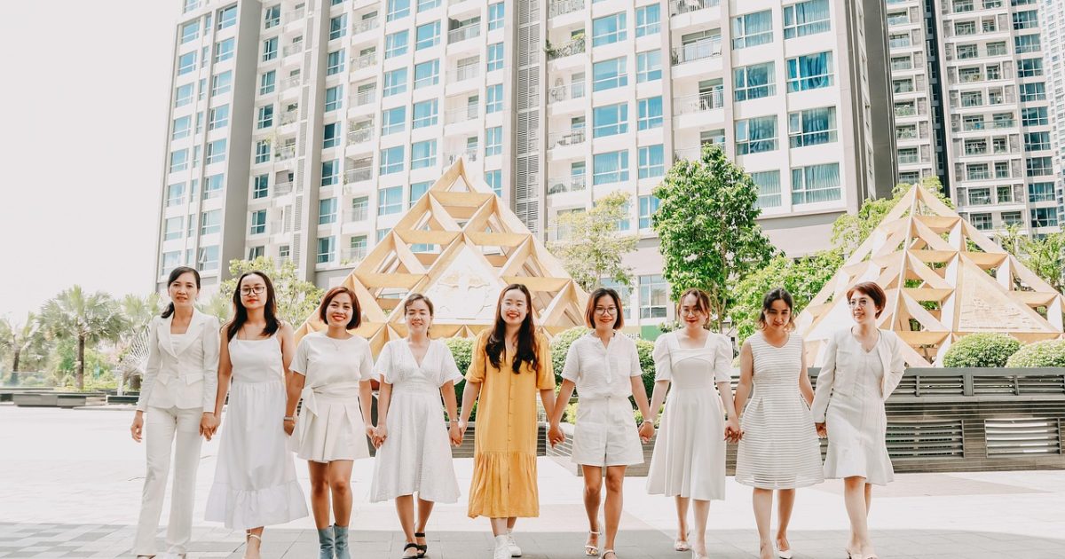 薄荷青色调的办公空间里，编辑团队围坐长桌讨论原油价格行情图表，窗外晨光柔和洒落，氛围安静专注